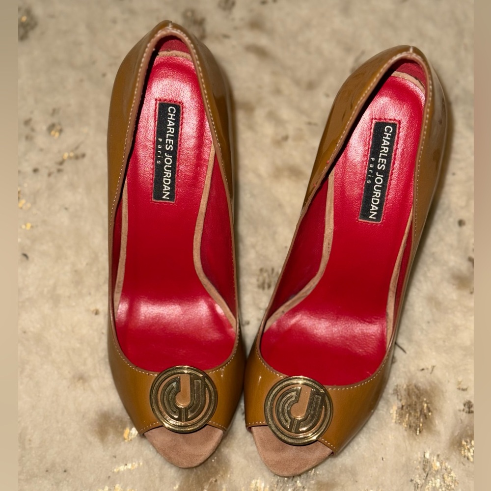 Charles Jourdan Open Toe Tan Patent Stiletto Shoes with Gold Tiara, Size 8.5 GUC